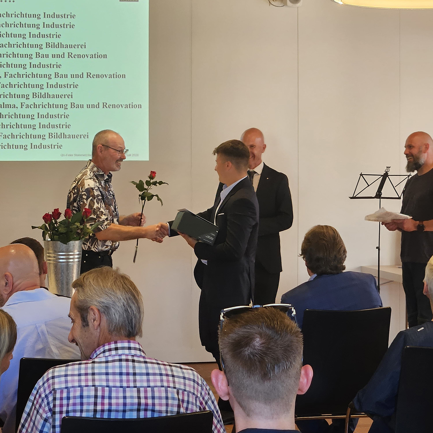 Lehrabschlussfeier 2026 – Gratulation bei der Übergabe